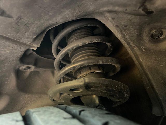 お車を安心してお乗りいただく為には、足回りの定期点検が欠かせません。サービスサポート（有償保証）では無料点検もご提供しており、安心のカーライフをお過ごしいただけるサポート体制が整っています。