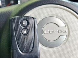 【キーフリーシステム】カバンやポケットに入れたままでもドアの施錠・解錠が可能なスマートキーを装備。エンジンのオン・オフ時もカギを取り出す必要が無いからとっても便利です♪