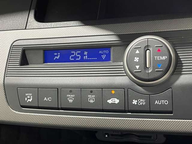【オートエアコン】車内温度を感知して自動で温度調整をしてくれるのでいつでも快適な車内空間を創り上げます！