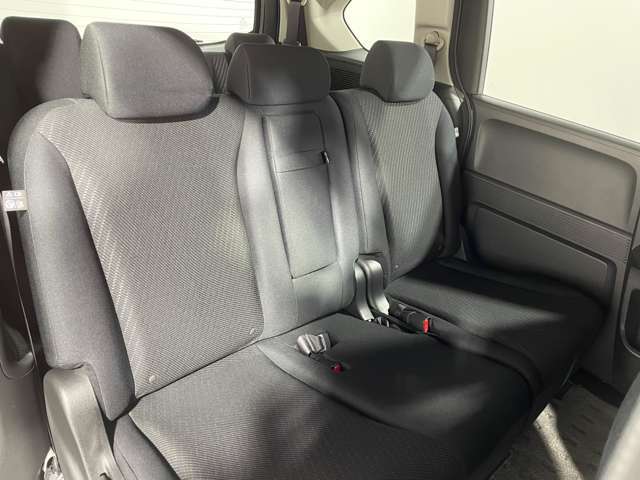 【2列目シート】店舗にて現車の確認も頂けますので、お電話で在庫のご確認の上是非ご来店くださいませ！！！後席モニター(フリップダウンモニター)の取付も可能です。