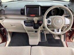 車内は光触媒抗菌消臭施工済です。スタイリッシュなデザインで暖かみのあるインパネ周りを演出します。グローブボックスやカップホルダーのほかにトレーなどたくさんの収納スペースが装備されています。