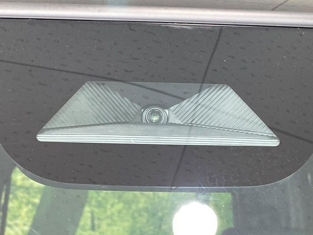 【ホンダセンシング】走行中に前方の車両等を認識し、衝突しそうな時は警報とブレーキで衝突回避と被害軽減をアシスト。より安全にドライブをお楽しみいただけます。