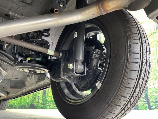 お車を安心してお乗りいただく為には、足回りの定期点検が欠かせません。サービスサポート（有償保証）では無料点検もご提供しており、安心のカーライフをお過ごしいただけるサポート体制が整っています。