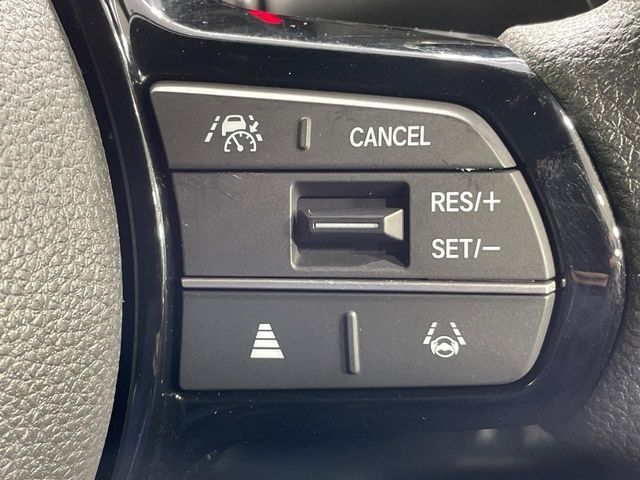 【アダプティブクルーズコントロール】高速道路での長距離走行が楽に！！自動で速度を保つクルーズコントロールが、衝突軽減システムと連携し、前方の車両を感知して車間を保つように速度調節してくれます！！