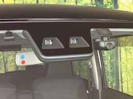 【スマートアシスト】走行中に前方の車両等を認識し、衝突しそうな時は警報とブレーキで衝突回避と被害軽減をアシスト。より安全にドライブをお楽しみいただけます。
