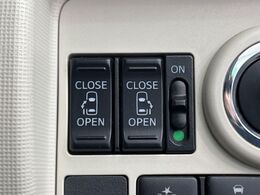 【両側パワースライドドア】スマートキーや運転席のスイッチで後席両側スライドドアの開閉が可能♪電動だから力を入れてドアを開ける必要が無く、小さなお子様でも簡単に開け閉めでき快適です♪