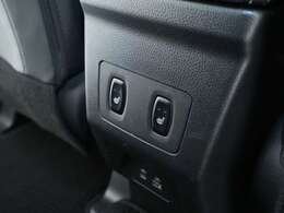 後席左右席のクッションとシートバックを素早く温める後席シートヒーター搭載☆彡