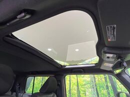 【ガラスルーフ】ガラスルーフ搭載で車内の解放感が一気にアップ！開放的なドライブをお楽しみいただけます。