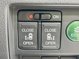 【両側パワースライドドア】スマートキーや運転席のスイッチで後席両側スライドドアの開閉が可能♪電動だから力を入れてドアを開ける必要が無く、小さなお子様でも簡単に開け閉めでき快適です♪