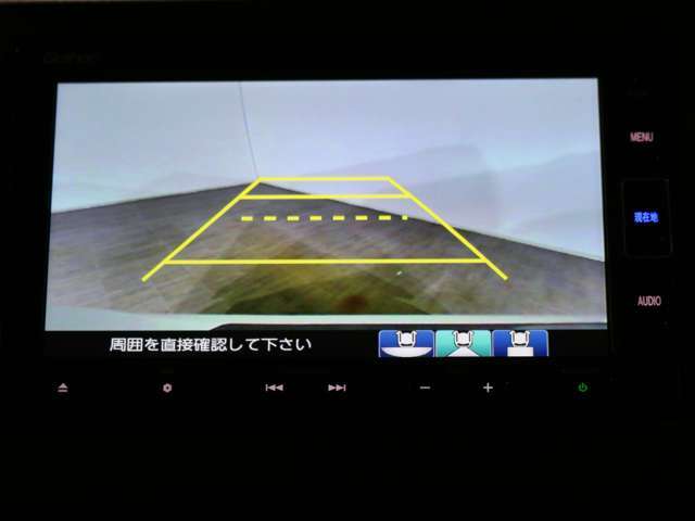 バックカメラと連携してガイドラインをナビ画面に表示し後退駐車・出入庫時のサポートをします。