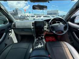 【室内】コックピット。車内もキレイで嫌な臭いもありません！ご納車後の臭いが付きにくくなる「空気触媒コーティング」もあります。