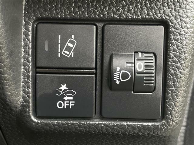 【レーンキープアシスト】音と表示でドライバーに注意を喚起するとともに、ステアリング操作をアシストして車線からの逸脱を抑制します。