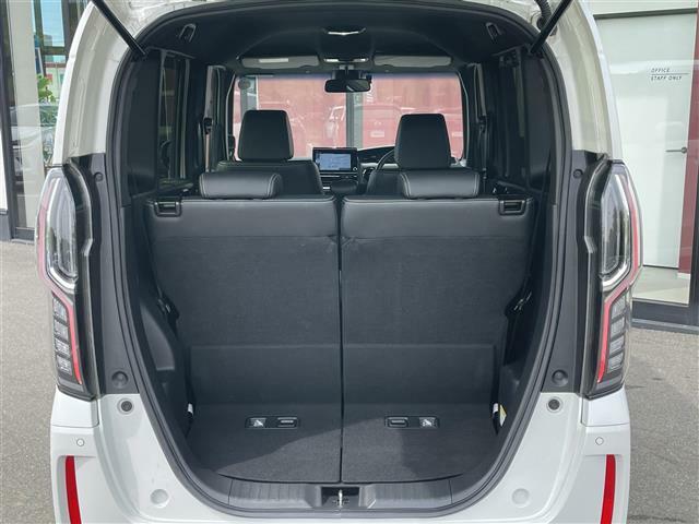 【ラゲッジスペース】積み込みやすくて、たっぷり積める荷室です。シートアレンジできるものは、乗車人数と荷物の量や大きさによってシートを動かすことができるので、より快適なドライブが可能です！