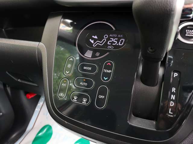 ★タッチパネル式オートエアコン★温度設定をすれば、後は車にお任せです♪風量・吹き出し口など設定温度に合わせて車が選択してくれます。タッチパネル式なので凹凸が無くお手入れも簡単です！
