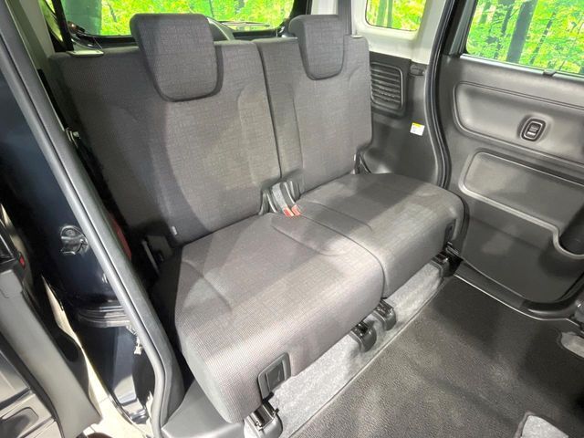 後部座席も気になるようなキズ・汚れやへたり等、大きなダメージはなく、良好な状態です。