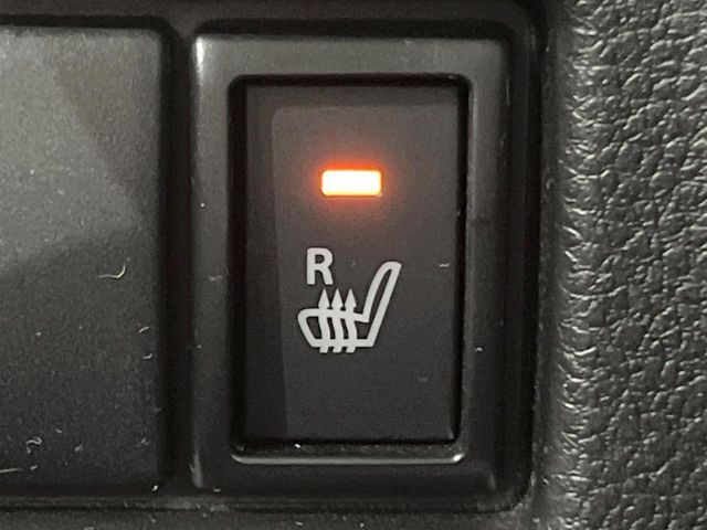 【シートヒーター】寒い日に重宝するシートヒーター！エアコンより早く温まってくれるので寒がりの人も安心ですね♪エアコンの温風は乾燥するから苦手、という方にもをおすすめです。