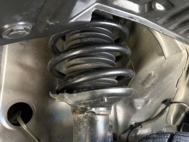 お車を安心してお乗りいただく為には、足回りの定期点検が欠かせません。サービスサポート（有償保証）では無料点検もご提供しており、安心のカーライフをお過ごしいただけるサポート体制が整っています。