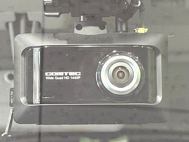 【ドライブレコーダー】安心・安全なカーライフに必須のドライブレコーダーを装備！走行中はもちろん、あおり運転や事故に遭遇した際の状況も映像で記録し、万一のリスクに備えます。