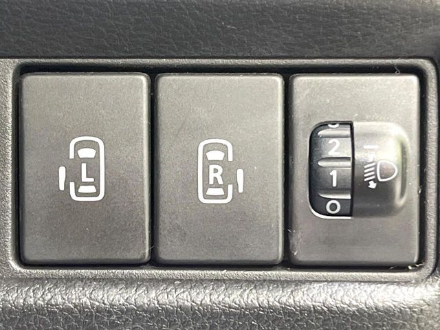 【両側パワースライドドア】スマートキーや運転席のスイッチで後席両側スライドドアの開閉が可能♪電動だから力を入れてドアを開ける必要が無く、小さなお子様でも簡単に開け閉めでき快適です♪