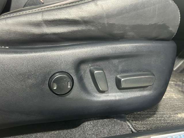 【電動パワーシート】最適なシートポジションを提供し快適にお過ごしいただけ、助手席は足元にお荷物を置いてもゆとりのある空間です。