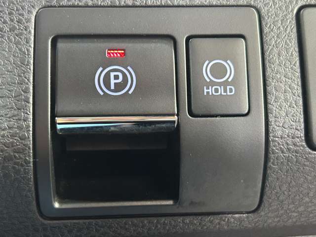 【電動パーキングブレーキ＆ブレーキホールド】 スイッチを入れると、信号待ち等で停車時、ブレーキを離しても自動でブレーキが効いた状態になり、指先の簡単操作でパーキングブレーキの作動や解除が可能です！！！