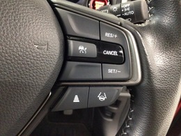 【アダプティブ・クルーズ・コントロール】予め設定した車速内でクルマが自動的に加減速。 前走車との適切な車間距離を維持しながら追従走行し、高速道路でのドライバーの疲労を軽減してくれる嬉しい機能付♪
