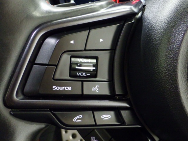 ハンドルオーディオリモコン。手元でナビやオーディオの操作も可能です。走行中でもハンドルから手を離さずに操作ができて安心です。