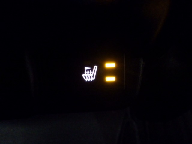 【シートヒーター】運転席、助手席にはシートヒーターが装備されております。冬場寒い時期や、夏場でも車内のエアコンが苦手な方には嬉しい装備です！