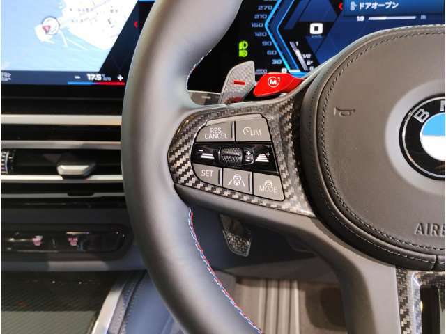 【ハンドル】ドライバーとBMW車の一体感がダイレクトに伝わるステアリングホイール。形状・太さへの拘りに加えて、操作性を高める為にスイッチ類も配置。クイックかつ安定のドライビングを体感下さい！