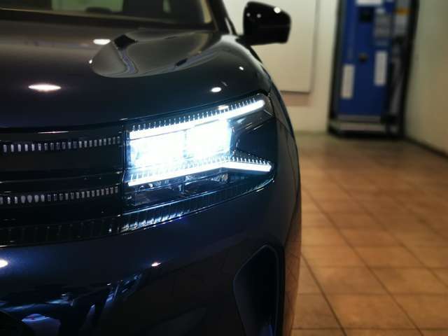 シトロエンのヘッドライトはLEDヘッドライトによる白くて光量が強い仕上がりのヘッドライトになりますので夜間走行も安心して走ることができます。