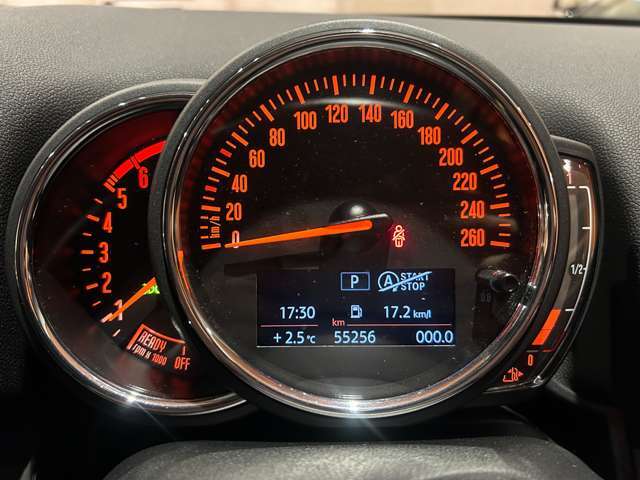 マットブラックにホワイトのLIBERALAのロゴの建物と看板が目印です。