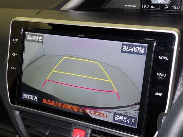 バックガイドモニターで、後方を確認しながら安心して駐車することができます。