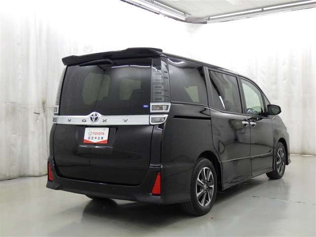 リヤ、後ろから見るとまた車の印象が変わってきますね☆☆