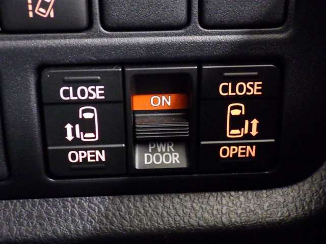 電動スライドドアは両側に！スライドドアの直接操作以外にも運転席からのスイッチ操作や車外からのリモコン操作でも開閉が可能！雨の日などには更に便利でお子様連れやお買い物の際にも重宝です！