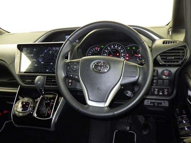 見通しのよいすっきりとした視界で、誰でも運転しやすいです。運転のしやすさは疲れにくさにも繋がりますよ♪