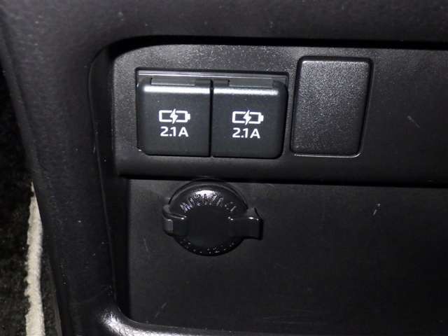 充電用USB端子付き。スマートフォンなどの充電に便利です。