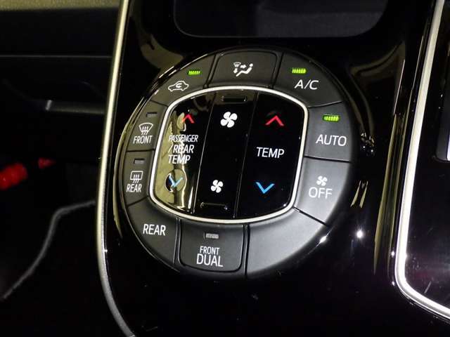 オートエアコンなので設定温度に合わせて吹き出し口と風量を自動で調整します。