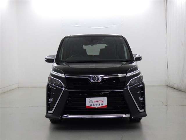 正面からの写真です。力強い意匠のバンパーです。格好良さも併せ持つお車です。