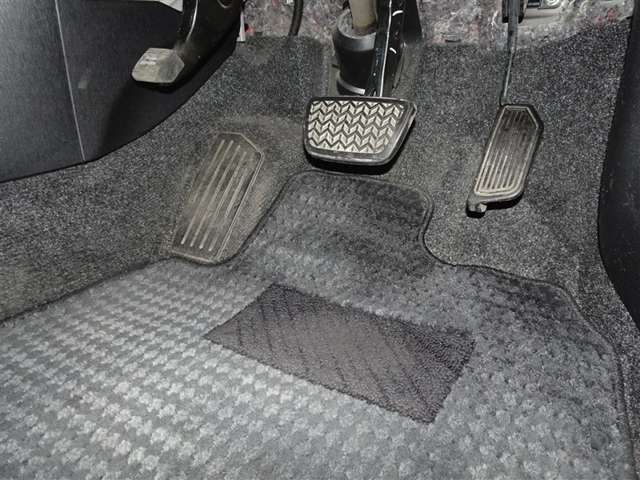 足元回り、フロアマットも、しっかり洗浄しております。