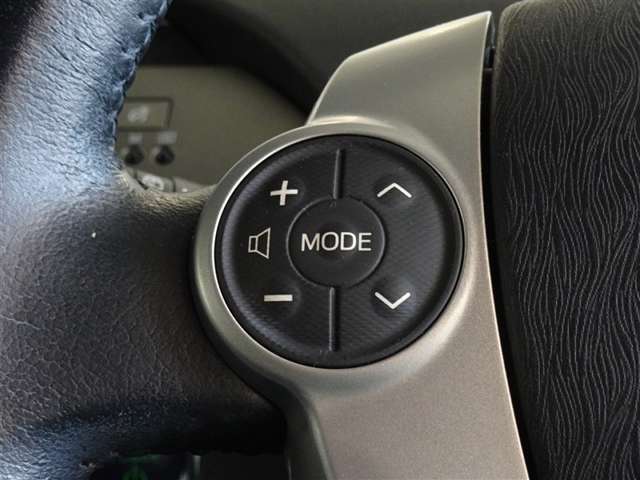 ステアリングスイッチでオーディオをはじめ、各種操作が可能です。