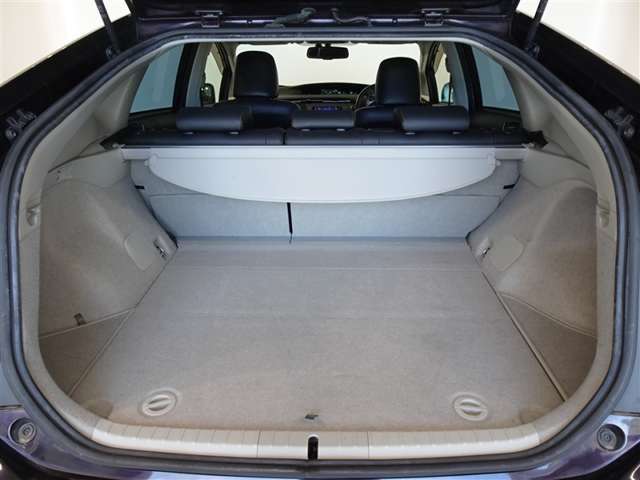 セカンドシートは独立可倒、荷物に合わせてラゲッジスペースをアレンジできます。