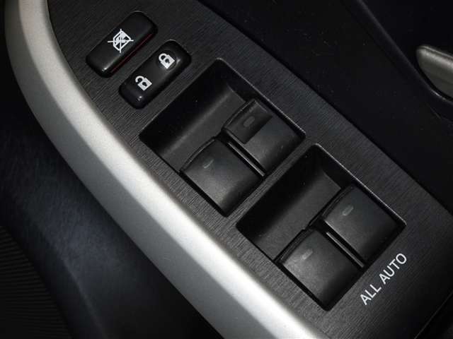 全席対応のパワーウィンドウを装備してます。