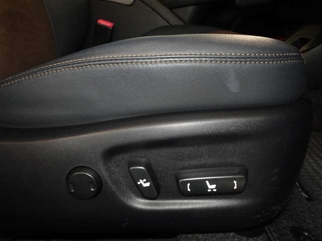 パワーシート搭載で座席の調整が簡単にできます。