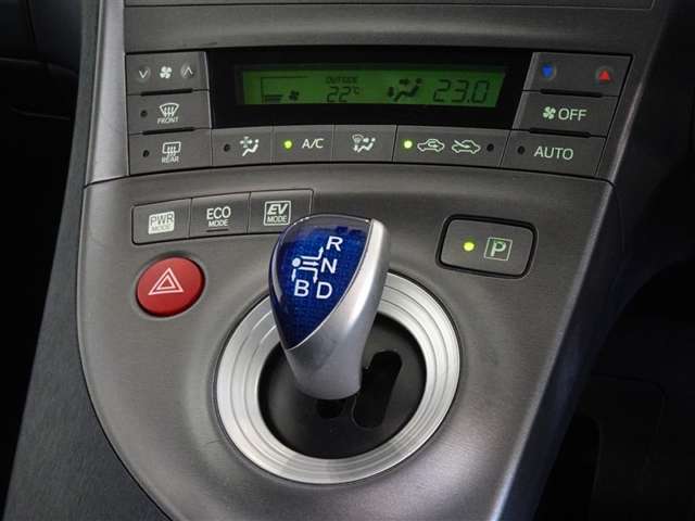 シフトレバーは電気式スイッチを利用して軽い操作でチェンジができるエレクトロシフトマチックです。