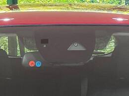 【スマートシティブレーキサポート】低速走行中に前方の車両等を認識し、衝突しそうな時は警報とブレーキで衝突回避と被害軽減をアシスト。より安全にドライブをお楽しみいただけます。