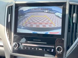 【バックカメラ】駐車時に後方がリアルタイム映像で確認できます。大型商業施設や立体駐車場での駐車時や、夜間のバック時に大活躍！運転スキルに関わらず、今や必須となった装備のひとつです！