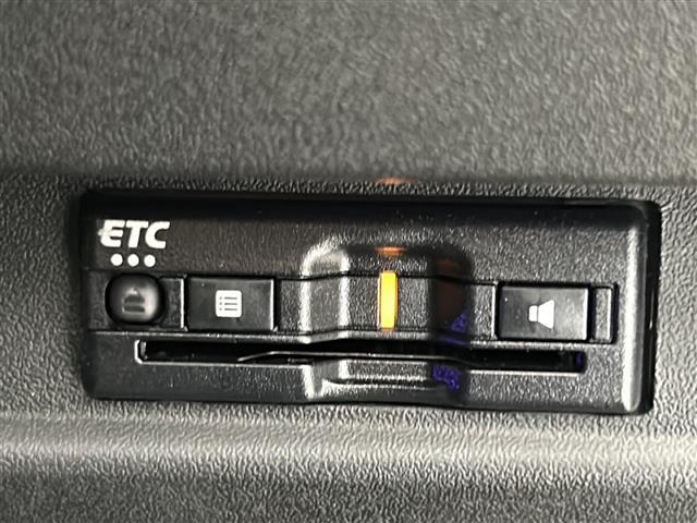 【ETC】有料道路を利用する際に料金所で停止することなく通過できる、ETC車載器（ノンストップ自動料金収受システム機器）が装備されています。セットアップを行うことで利用可能になります。