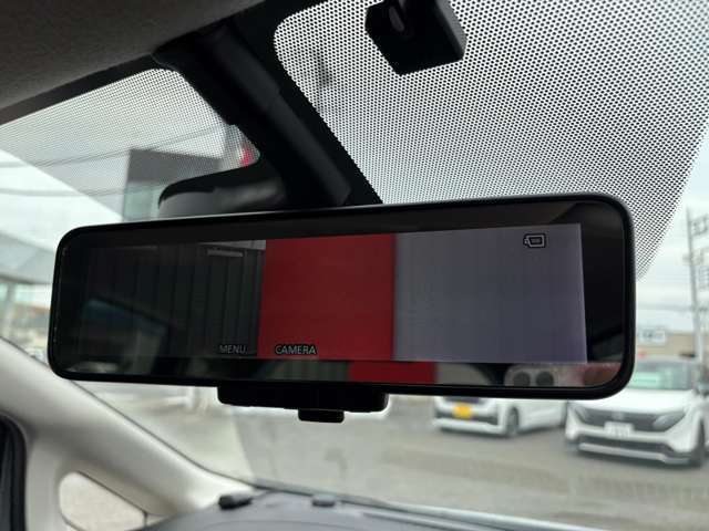 インテリジェントルームミラーで後方の荷物を気にすることなく運転可能です。