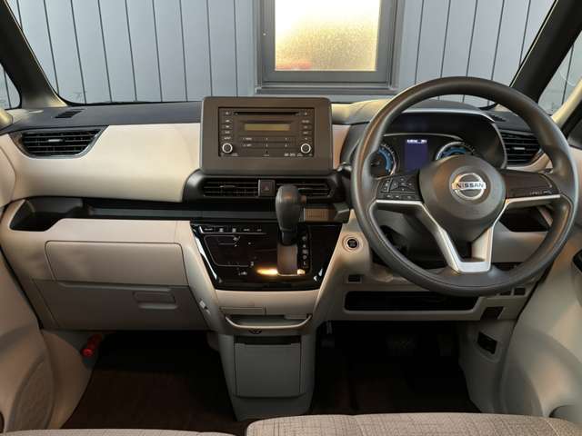 運転席内装の全体像です。