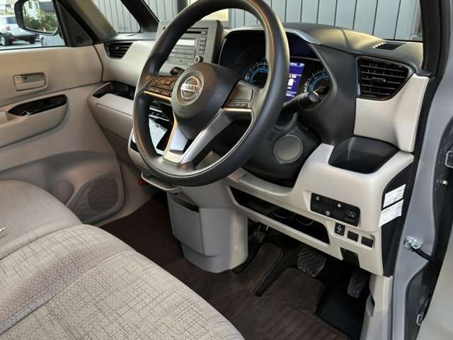 座ってみると広い運転席！